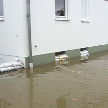 Wohnhaus umgeben von Hochwasser
